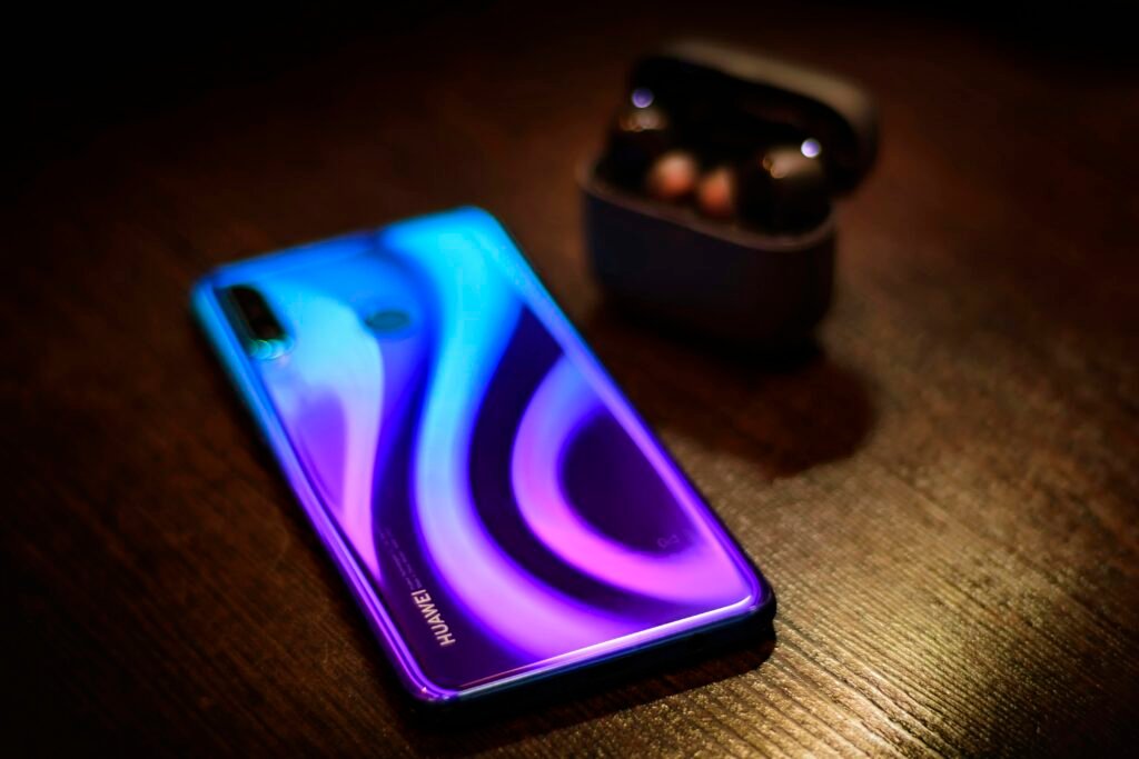 Detailansicht eines Smartphones, das auf einem Holztisch liegt, geeignet für Themen rund um Mobile, Technik und Kommunikation