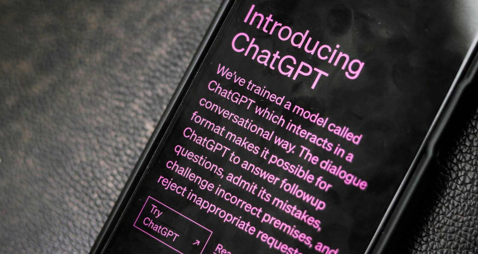 Nahaufnahme eines Smartphones, das auf einem Tisch liegt, mit Fokus auf Details des Geräts und moderner digitaler Technik.