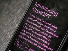 Nahaufnahme eines Smartphones, das auf einem Tisch liegt, mit Fokus auf Details des Geräts und moderner digitaler Technik.