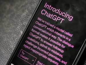 Nahaufnahme eines Smartphones, das auf einem Tisch liegt, mit Fokus auf Details des Geräts und moderner digitaler Technik.