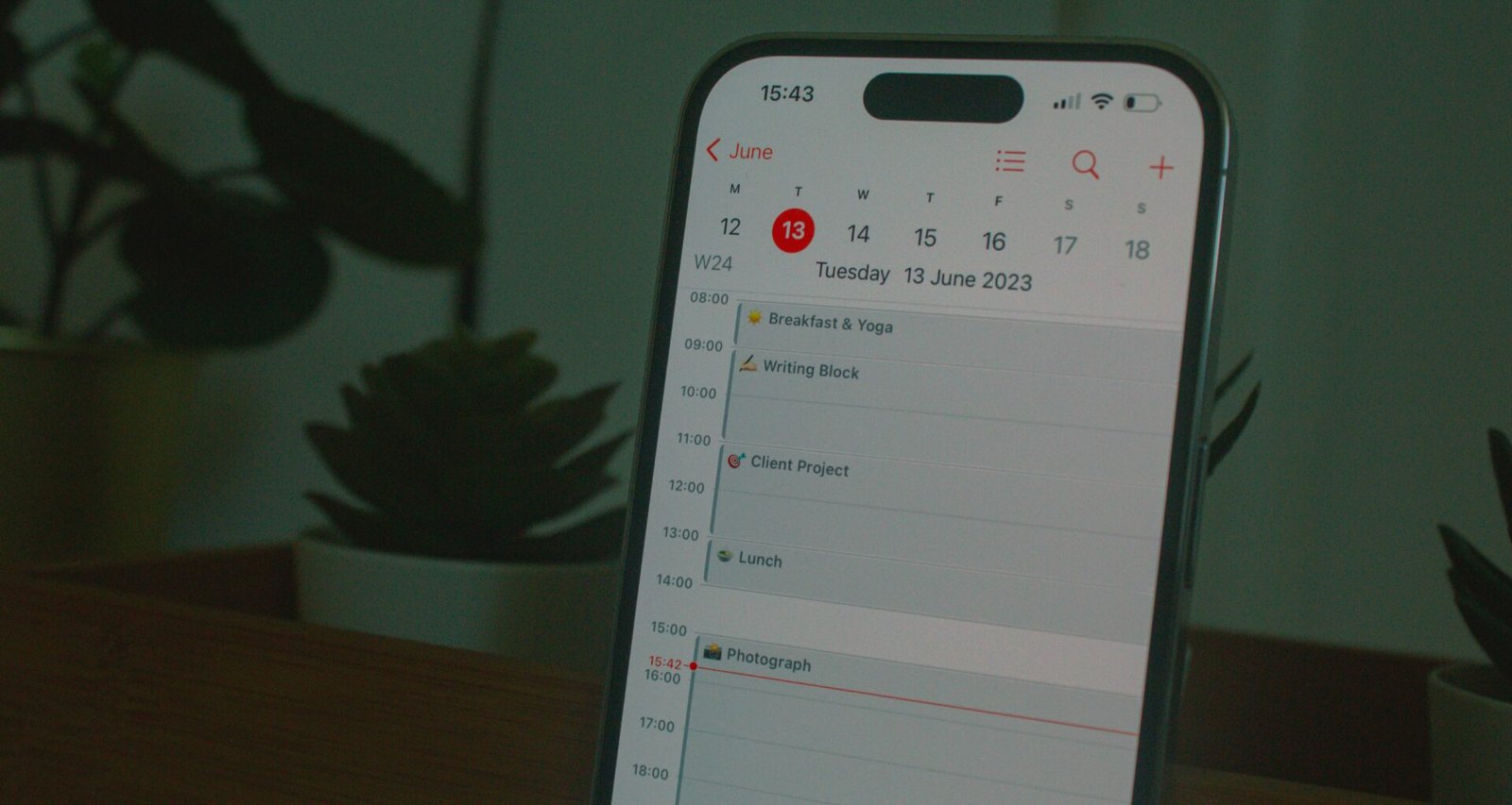 Smartphone liegt als Nahaufnahme auf einem Tisch, Fokus auf das Display und die Gehäuseränder des Geräts