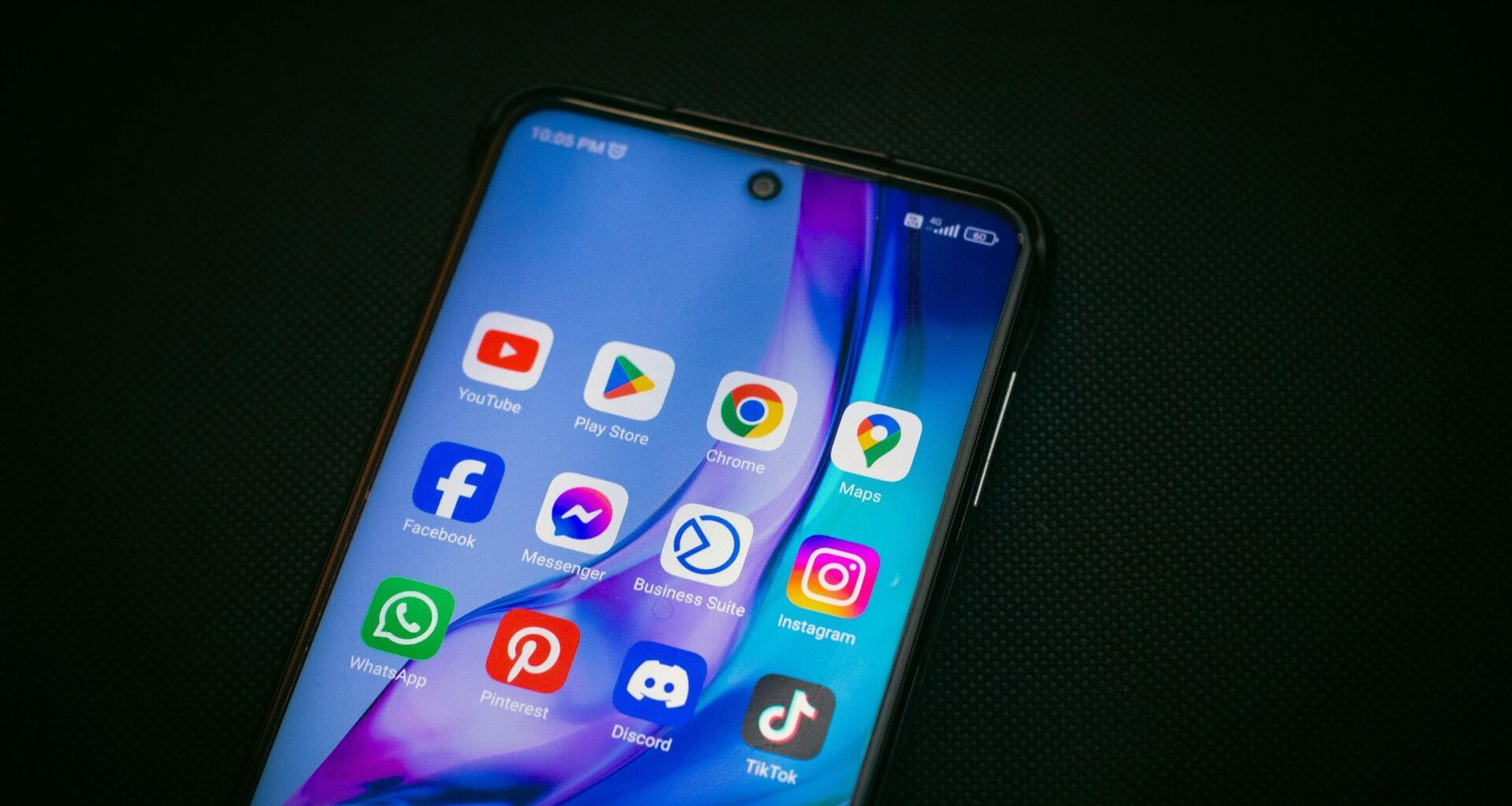 Detailaufnahme eines Smartphones auf einer schwarzen Oberfläche, ideal für Artikel zu mobiler Technologie oder digitalem Marketing