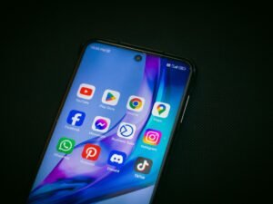 Detailaufnahme eines Smartphones auf einer schwarzen Oberfläche, ideal für Artikel zu mobiler Technologie oder digitalem Marketing