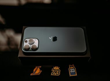 Ein modernes Smartphone liegt sorgfältig in einer offenen Box – detaillierte Detailaufnahme.