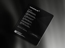 Nahaufnahme eines modernen Smartphones vor einem verschwommenen Hintergrund, technischer Fokus auf das Gerät