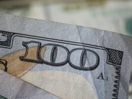 Nahaufnahme eines US-Hundert-Dollar-Scheins mit sichtbaren Details und Muster der Banknote