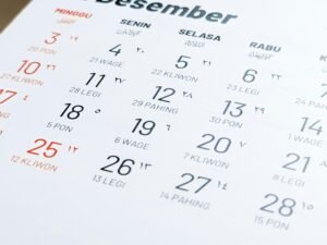 Detailaufnahme eines Kalenders auf einem Tisch, ideal zur Darstellung von Zeitmanagement und Organisation im Arbeitsumfeld.