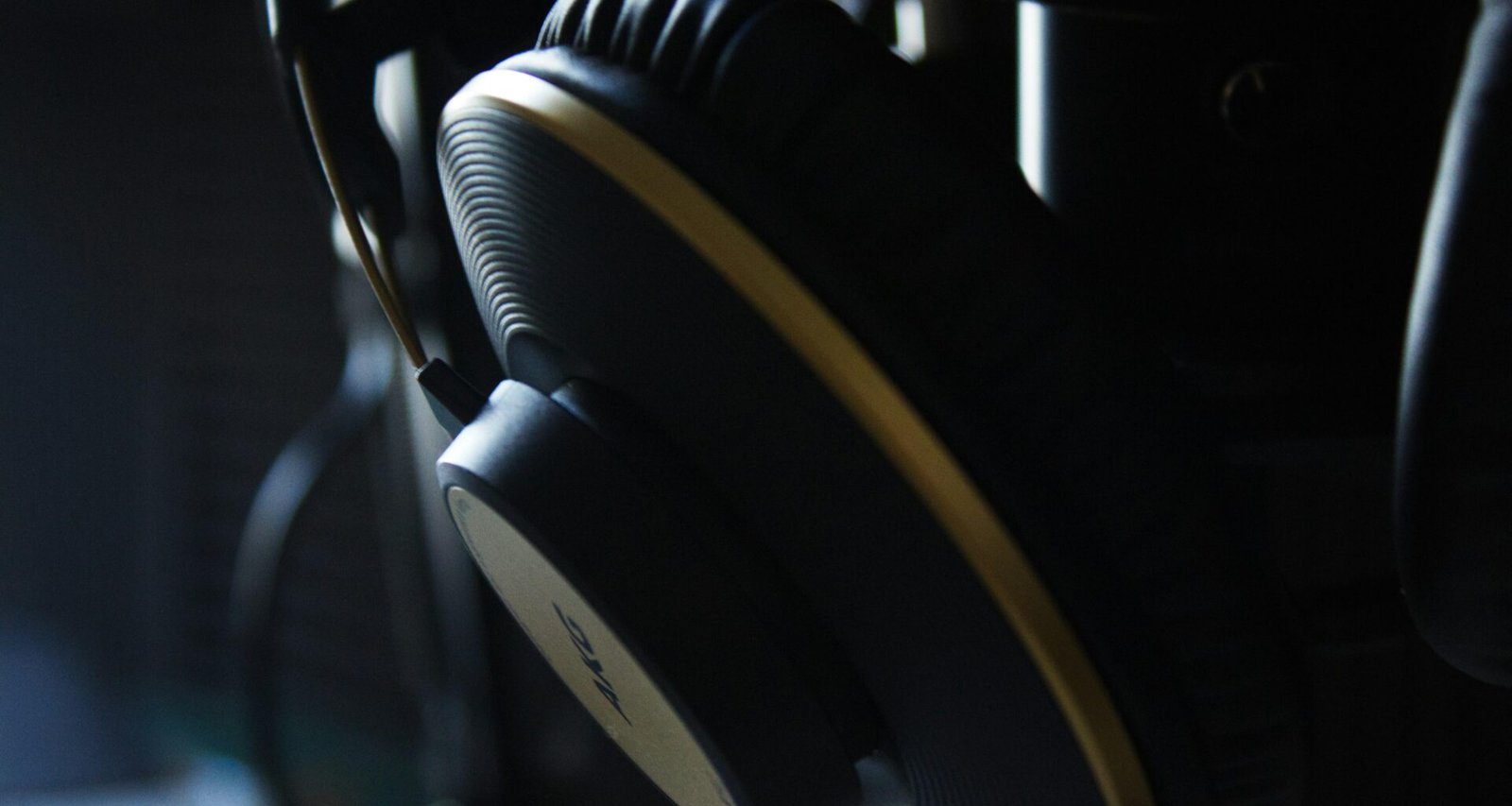 Nahaufnahme eines modernen Kopfhörerpaares, die Details und Struktur der Ohrmuscheln zeigt