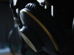 Detailaufnahme eines modernen Kopfhörer-Paars, geeignet zur Illustration von Technik- und Musikartikeln