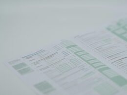 Nahaufnahme eines Menüs auf einem Holztisch in einem Restaurant mit Fokus auf die Speisekarte