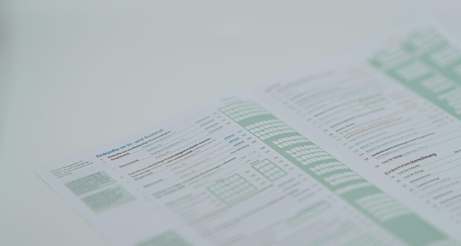 Nahaufnahme eines Menüs auf einem Tisch mit klarem Fokus auf Details und moderner Gestaltung