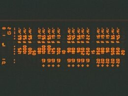 Detailaufnahme eines Schilds mit zahlreichen Punkten, häufig verwendet zur Orientierung oder als Teil eines Leitsystems