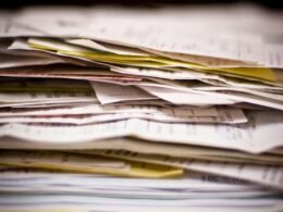 Nahaufnahme eines gestapelten Papierstapels, geeignet als Symbolbild für Dokumentenmanagement und Organisation