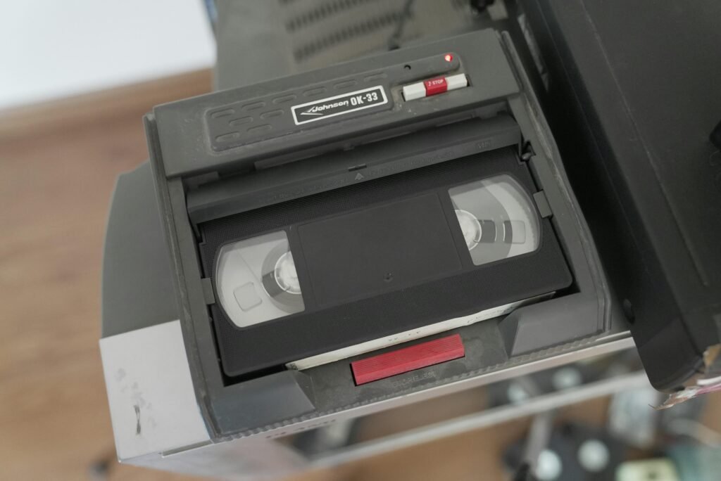 Nahaufnahme eines Vintage-Tonbandgeräts auf einem Tisch mit sichtbaren Spulen und Bedienelementen