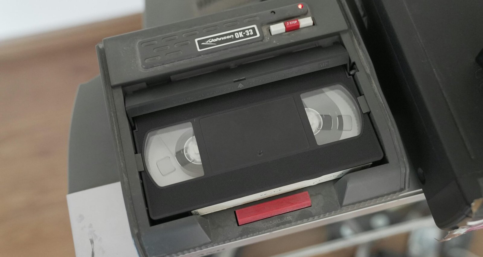 Nahaufnahme eines Vintage-Tonbandgeräts auf einem Tisch mit sichtbaren Spulen und Bedienelementen