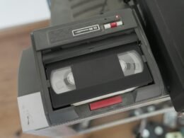 Nahaufnahme eines Vintage-Tonbandgeräts auf einem Tisch mit sichtbaren Spulen und Bedienelementen