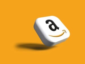 Nahaufnahme eines weißen Würfels mit Amazon-Logo, Symbol für E-Commerce und digitale Marktplätze.