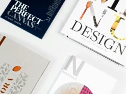 Nahaufnahme mehrerer übereinanderliegender Blätter Papier, geordnet auf einem Schreibtisch mit Fokus auf Details der Dokumente.