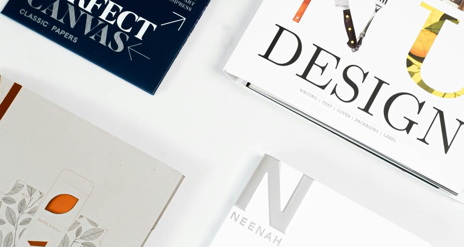 Nahaufnahme mehrerer übereinanderliegender Papierblätter auf einem Schreibtisch, geeignet für Themen zu Dokumentenmanagement