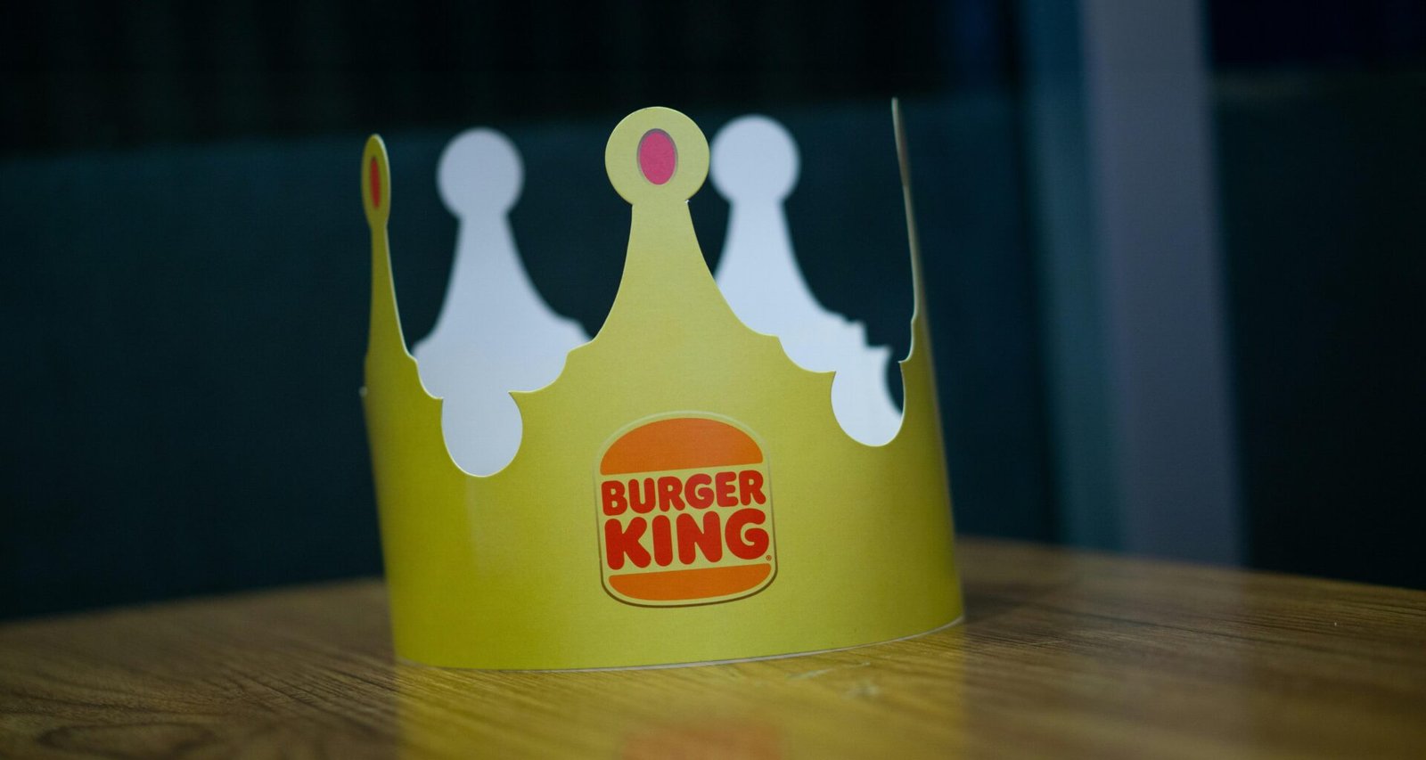 Papierkrone, die auf einem hölzernen Tisch liegt und ein Symbol für Kreativität und DIY-Projekte darstellt.