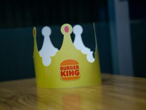 Papierkrone, die auf einem hölzernen Tisch liegt und ein Symbol für Kreativität und DIY-Projekte darstellt.