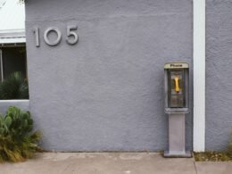 Eine klassische Parkuhr steht seitlich auf einem Bürgersteig, bereit zur Nutzung durch Autofahrer in der Stadt.