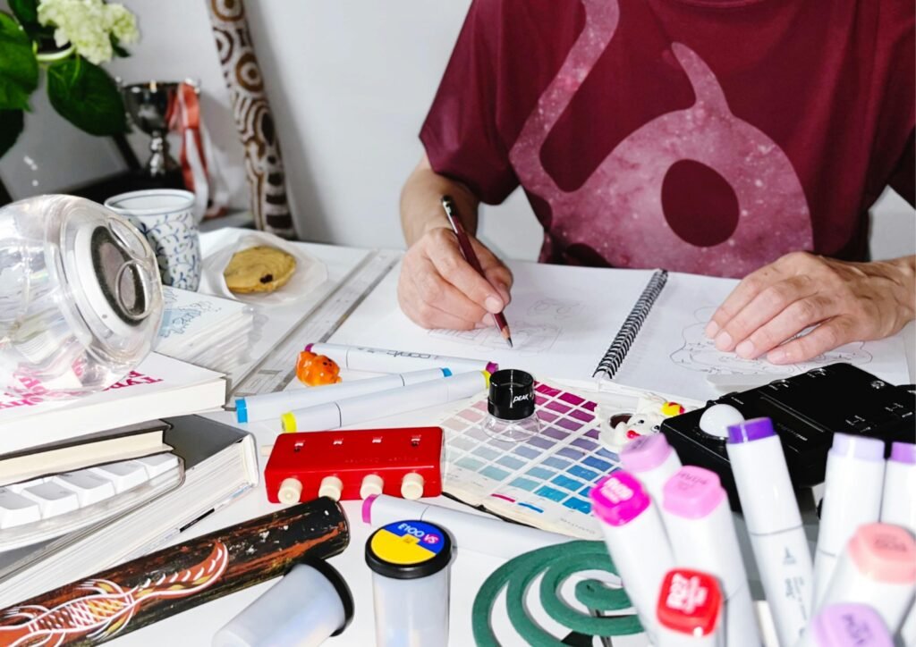Person schreibt mit einem Stift auf ein Blatt Papier, Fokus auf der Hand beim Schreiben, Thema Arbeit oder Planung.
