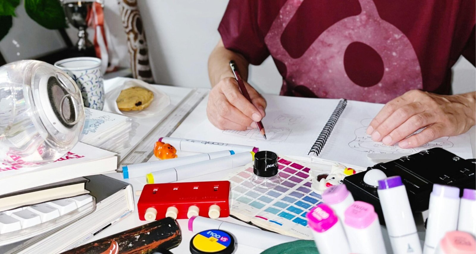Person schreibt mit einem Stift auf ein Blatt Papier, Fokus auf der Hand beim Schreiben, Thema Arbeit oder Planung.