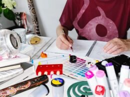 Person schreibt mit einem Stift auf ein Blatt Papier, Fokus auf der Hand beim Schreiben, Thema Arbeit oder Planung.