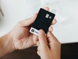 Eine Person hält ein Smartphone in der Hand und nutzt es aktiv, Nahaufnahme auf die mobile Technik