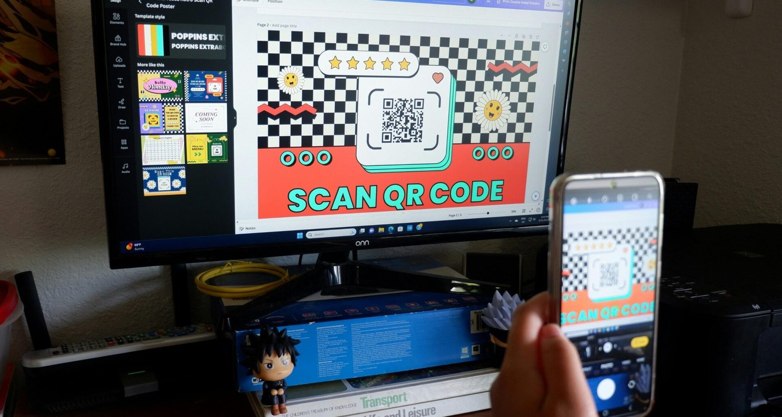 Eine Person hält ein Smartphone vor einen Computerbildschirm, um mobile und digitale Inhalte zu vergleichen oder zu steuern.