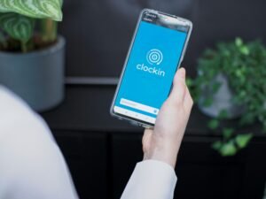 Eine Person hält ein Smartphone in der Hand und nutzt es für digitale Anwendungen oder Kommunikation.