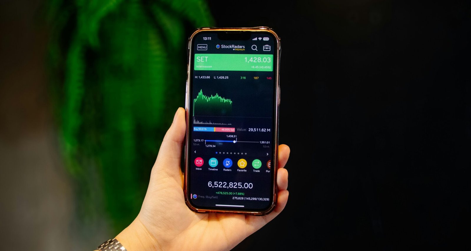 Nahaufnahme einer Person, die ein Smartphone in der Hand hält, Fokus auf das mobile Endgerät.