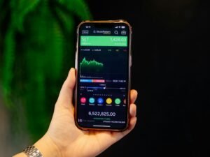 Nahaufnahme einer Person, die ein Smartphone in der Hand hält, Fokus auf das mobile Endgerät.