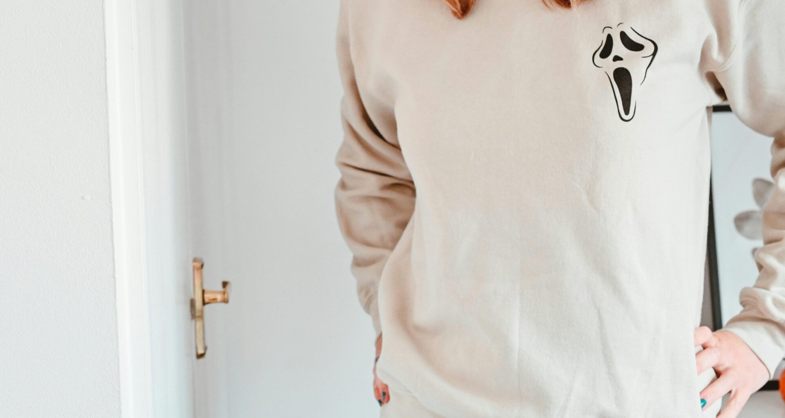 Eine Person trägt ein weißes Hemd, neutraler Hintergrund, aufgenommen als Porträtfotografie für verschiedene Artikelthemen.