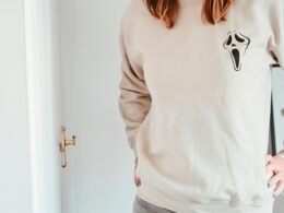 Eine Person trägt ein weißes Hemd, neutraler Hintergrund, aufgenommen als Porträtfotografie für verschiedene Artikelthemen.