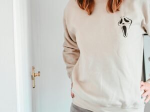 Eine Person trägt ein weißes Hemd, neutraler Hintergrund, aufgenommen als Porträtfotografie für verschiedene Artikelthemen.