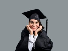 Eine Person trägt Talar und Abschlusskappe bei einer Graduierungszeremonie – Symbol für einen erfolgreichen Studienabschluss