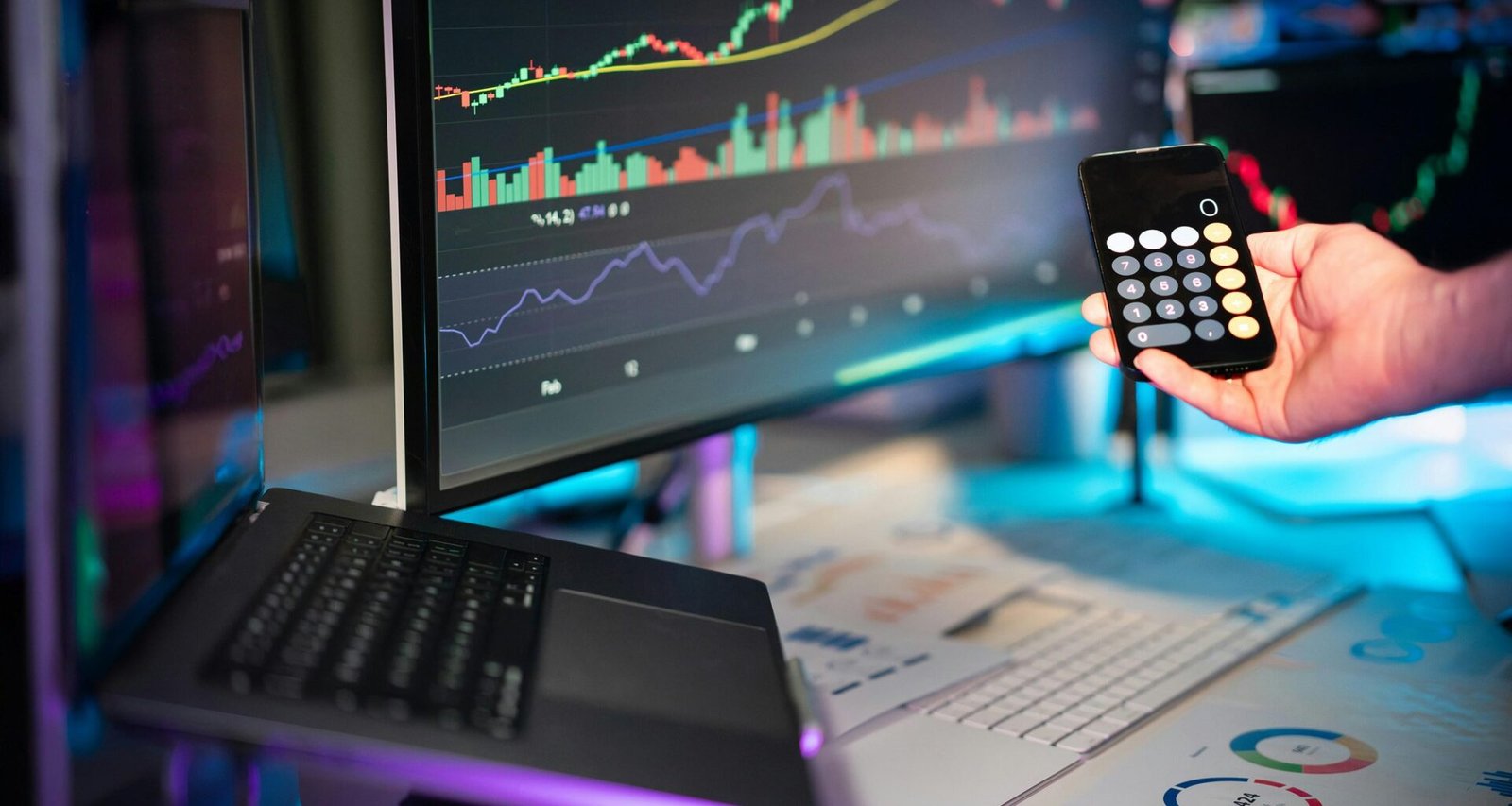 Eine Person bedient einen Computer mit einer Fernbedienung, Fokus auf Hand und Fernsteuerung im digitalen Arbeitsumfeld.