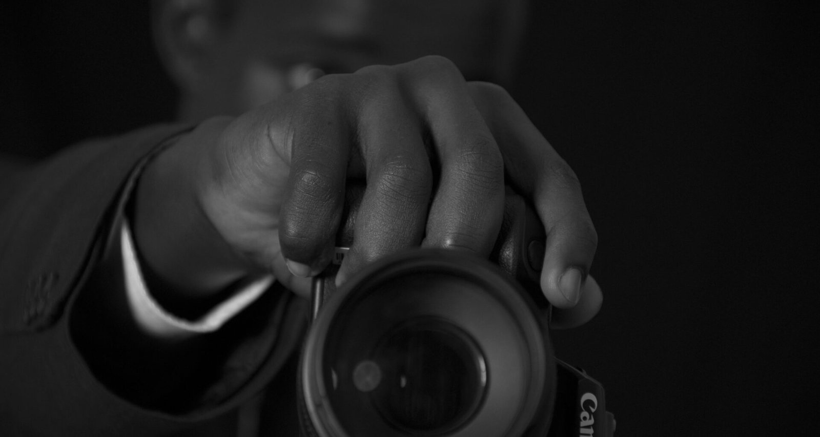 Eine Person hält eine Kamera und bereitet die Aufnahme vor, ideal als Symbolbild für Technik, Fotografie und Online-Marketing.