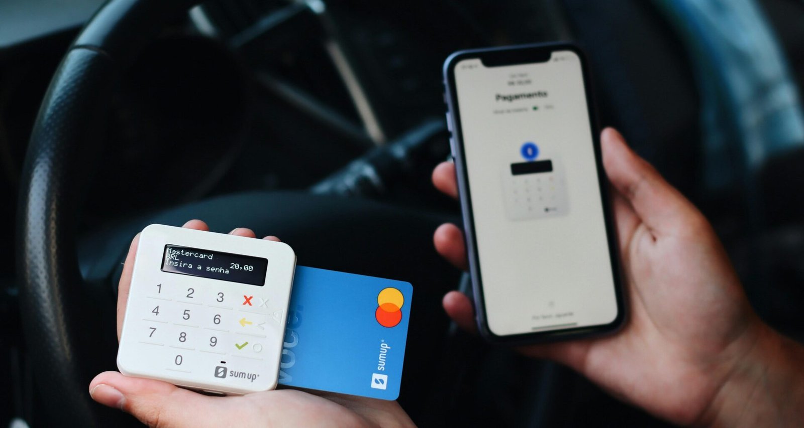 Eine Person hält eine Kreditkarte in der einen und ein Smartphone in der anderen Hand für die digitale Bezahlung.