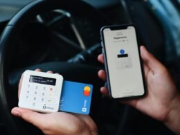 Eine Person hält eine Kreditkarte in der einen und ein Smartphone in der anderen Hand für die digitale Bezahlung.