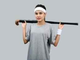 Eine Person hält eine moderne Schusswaffe in der Hand, zeigt Sicherheitsaspekte und technische Details