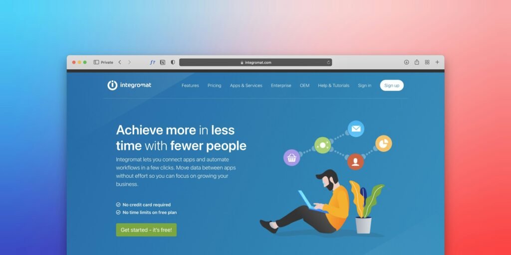 Eine Person sitzt auf einem Fußboden und verwendet einen Laptop zur Arbeit oder für Online-Kommunikation.