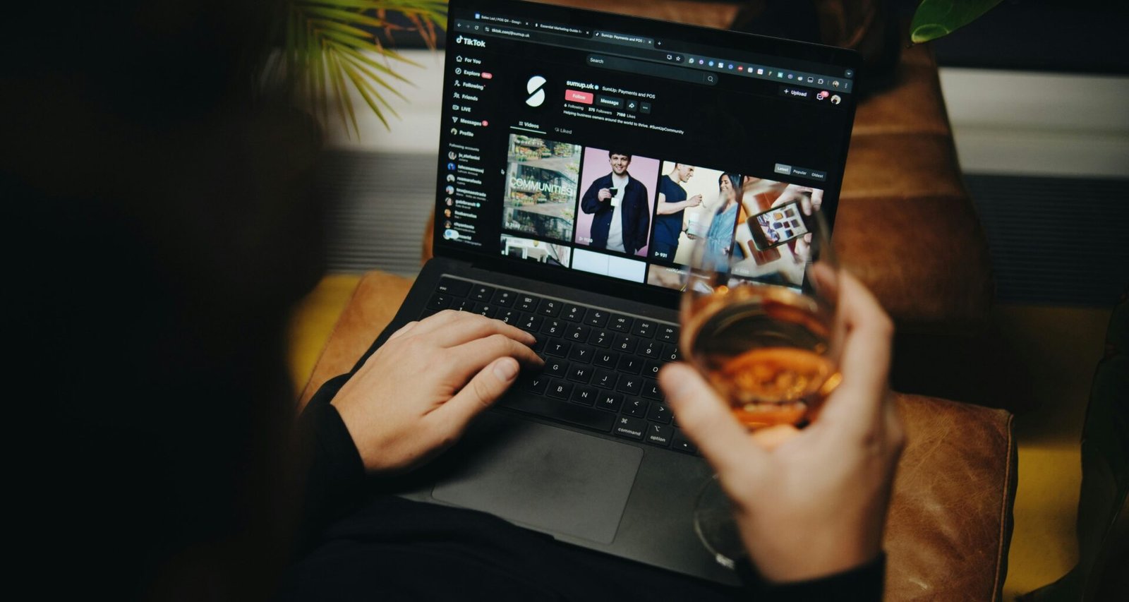 Person sitzt auf einem Sofa und arbeitet am Laptop in entspannter Umgebung – Home-Office-Szene im Alltag.