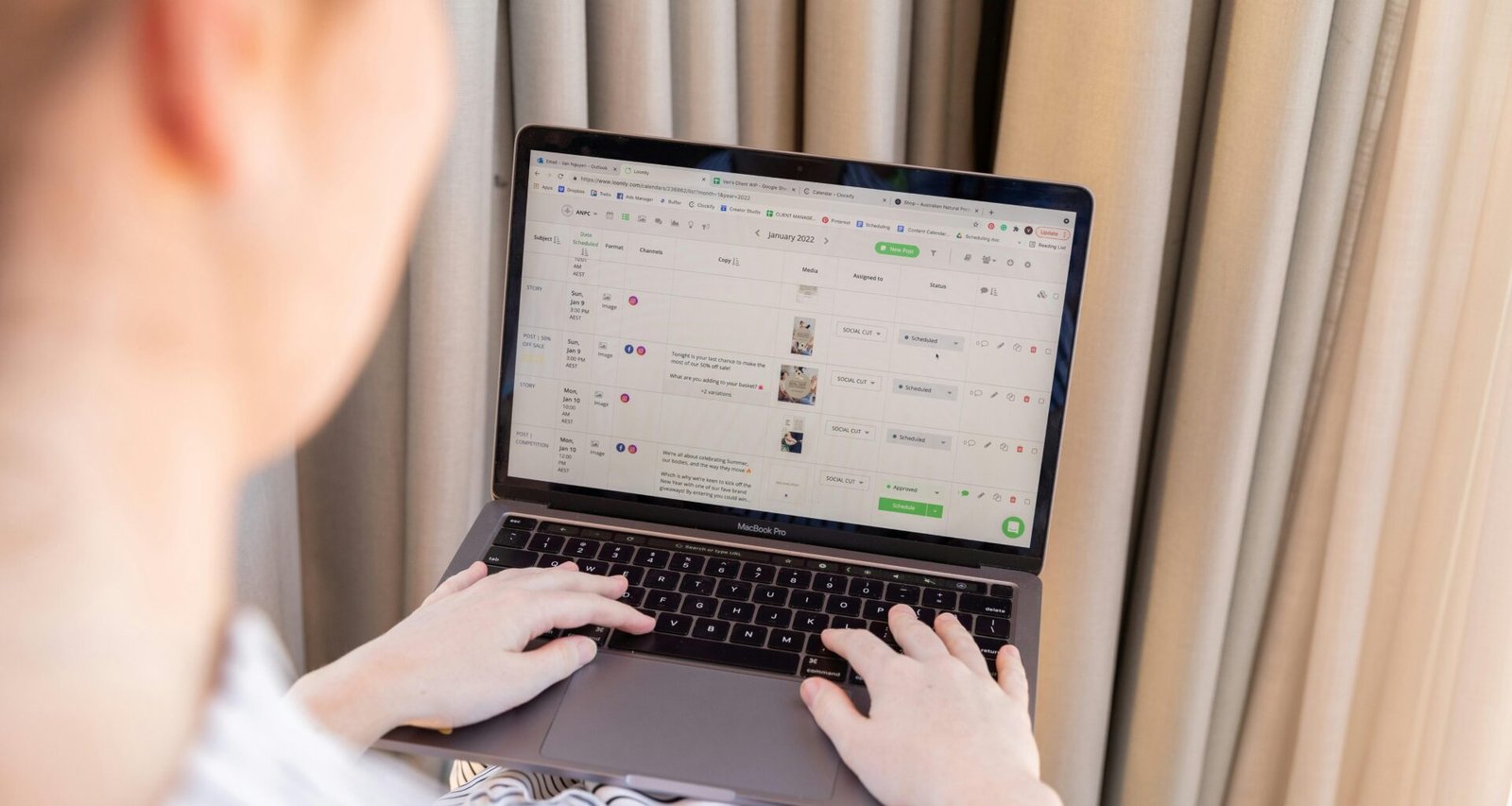 Eine Person arbeitet an einem Schreibtisch am Laptop, vertieft in Aufgaben der digitalen Welt und Online-Arbeit.