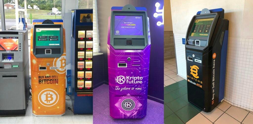 Eine gerade Reihe von klassischen Arcade-Spielautomaten in heller Umgebung, aufgenommen aus seitlicher Perspektive.