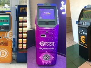 Eine gerade Reihe von klassischen Arcade-Spielautomaten in heller Umgebung, aufgenommen aus seitlicher Perspektive.