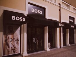 Reihe von Ladenfronten an einer Stadtstraße mit mehreren Geschäften und Gehweg im urbanen Umfeld