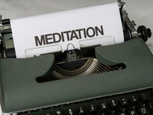 Eine alte Schreibmaschine steht auf einem Tisch und verdeutlicht den Wandel von analogen zu digitalen Arbeitsmitteln.